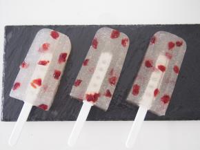 给水晶糕插上雪糕棒。