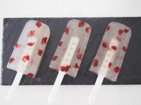 给水晶糕插上雪糕棒。