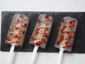 用融化的巧克力做装饰，其他自己喜欢的任意果酱也都可以的。