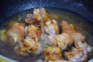 加入清水，没过猪蹄