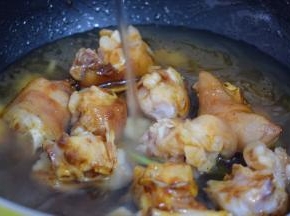 加入清水，没过猪蹄