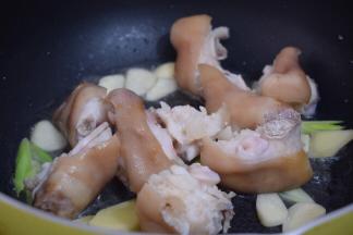 放入猪蹄翻炒均匀