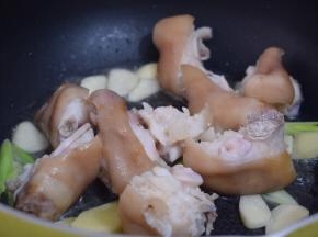 放入猪蹄翻炒均匀
