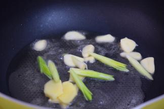 锅中倒入适量的食用油，放入葱姜蒜爆香