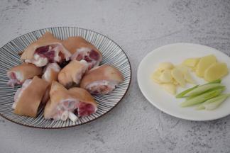 猪蹄焯水后捞出沥干水分备用，葱切小段，姜切片，蒜切片