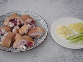 猪蹄焯水后捞出沥干水分备用，葱切小段，姜切片，蒜切片