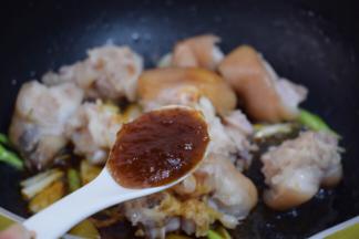 加入黄梅酱翻炒均匀