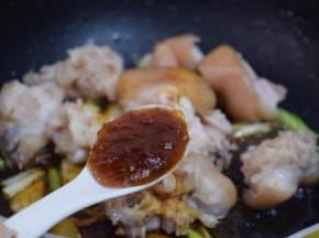 加入黄梅酱翻炒均匀