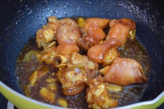 焖煮汤汁浓稠时转大火收汁即可。