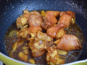 焖煮汤汁浓稠时转大火收汁即可。