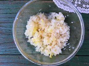 银耳泡发撕成小朵