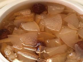 炖煮好的梨汤色泽诱人，口感粘稠、润滑