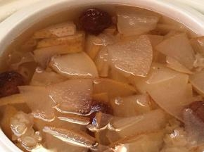 炖煮好的梨汤色泽诱人，口感粘稠、润滑