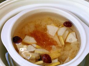 与黄冰糖一起加入炖盅内，炖煮二至三个小时