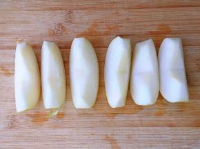 梨去蒂、去核，不要去皮，果皮中含大量果胶，营养丰富，还能起到让汤汁更加粘稠的作用