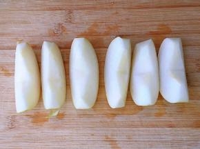 梨去蒂、去核，不要去皮，果皮中含大量果胶，营养丰富，还能起到让汤汁更加粘稠的作用