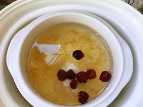 将银耳、话梅入炖盅，一次加足水