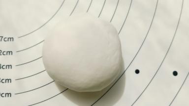 饼底材料放入盆中，和成光滑的面团。