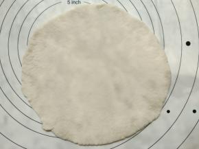 擀成与8寸模具差不多大小的饼皮。