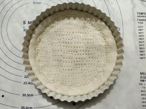 放入模具，整形。用叉子均匀的扎上眼。