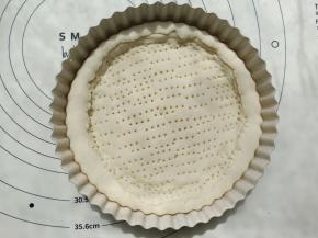 烤箱200度预热，把饼底放进烤箱先烤2-3分钟。