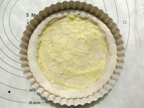 奶油奶酪软化加糖搅匀。平铺在饼底上。