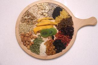 准备好伍仁馅料。