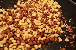 把红皮花生放烤箱里用150度烘烤约20分钟，出炉稍冷却后搓去表皮。