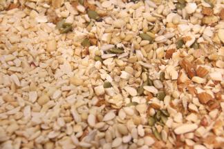 使用的坚果都是事先烤熟的，除扁桃仁用刀切小块，其他干果仁都用包油纸里或者保鲜袋里，用擀面杖稍擀碎。