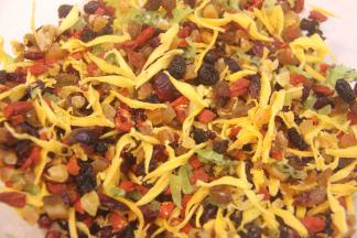 把干果切成小块，芒果干和猕猴桃干切成丝条状，混合均匀。