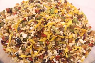 把处理好的所有坚果和干果放一个大的盆里，混合均匀。