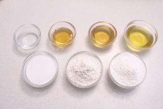 准备好其它材料，水烧开晾凉备用。