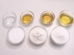 准备好其它材料，水烧开晾凉备用。