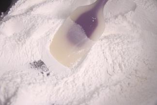 提前把糯米粉和低筋面粉混合后放入锅中，用中小火不断翻炒至微黄状态，摊开晾凉备用。