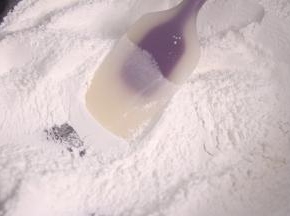 提前把糯米粉和低筋面粉混合后放入锅中，用中小火不断翻炒至微黄状态，摊开晾凉备用。