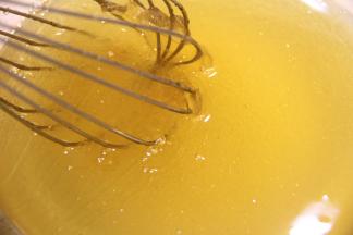 先把花生油、细糖、蜂蜜、麦芽糖、白酒和凉开水一起放在干净的盆里，用手持打蛋器搅拌融合成乳化状态。