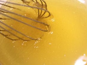 先把花生油、细糖、蜂蜜、麦芽糖、白酒和凉开水一起放在干净的盆里，用手持打蛋器搅拌融合成乳化状态。