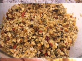 把乳化好的材料加入混合的馅料中，先用硬质刮刀翻拌均匀，再戴上手套充分搓揉至完全混合，揉至当抓一把馅料能轻松握成团不会太松散的状态。