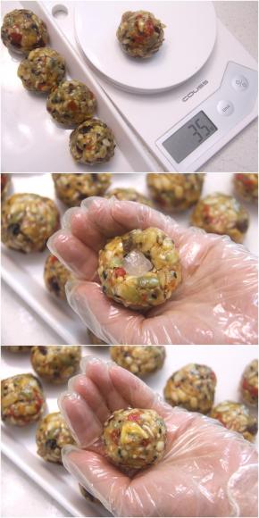 静置好的五仁馅很香很油润，不会太硬，很容易成团，秤取35g每份，共20份，加入一颗小冰糖（冰糖是个人儿时记忆，可不加），搓圆盖好。
