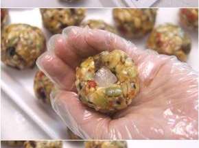 静置好的五仁馅很香很油润，不会太硬，很容易成团，秤取35g每份，共20份，加入一颗小冰糖（冰糖是个人儿时记忆，可不加），搓圆盖好。