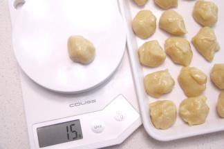 将松驰好的饼皮称取15g每份。