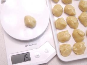 将松驰好的饼皮称取15g每份。