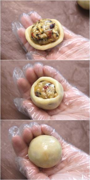 取一份饼皮揉圆后压扁成圆状，放入五仁馅，用虎口把饼皮慢慢向上推，最后揉搓至饼皮完全包裹住馅料，搓圆后排入垫油布的烤盘。