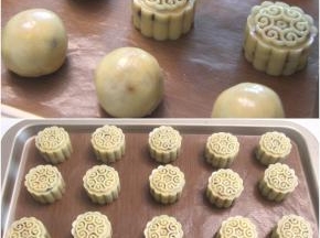 取50克月饼模具，装好图案后压在月饼胚上，按住底部印出花纹。