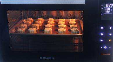 CO-960M智能烤箱，选择上下火模式，提前上火200度下火180度预热好，预热完成提示音响后将月饼放入中层，先烘烤约5分钟定型。