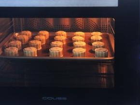 CO-960M智能烤箱，选择上下火模式，提前上火200度下火180度预热好，预热完成提示音响后将月饼放入中层，先烘烤约5分钟定型。