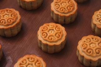 月饼取出晾凉后密封，室温回油3-5天左右状态最佳。