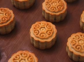 月饼取出晾凉后密封，室温回油3-5天左右状态最佳。