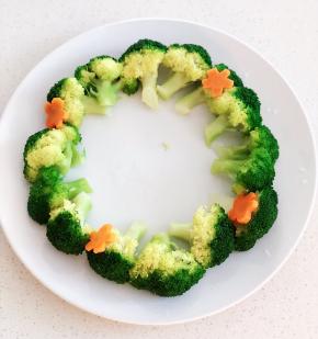 碟子围一圈西兰花。