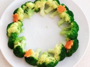 碟子围一圈西兰花。